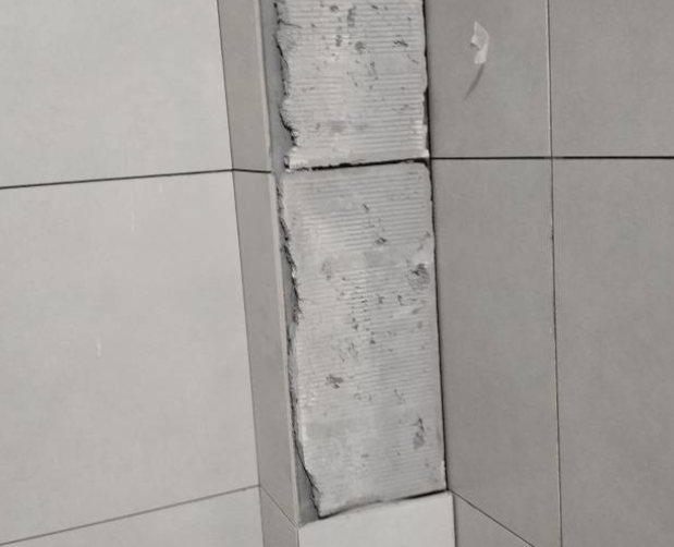 长乐瓷砖空鼓维修公司分享下瓷砖施工前基层浇水润湿程度不足，可能导致以下问题