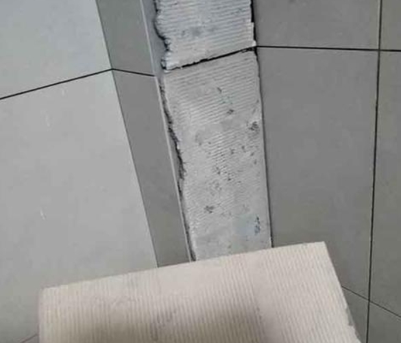 长乐瓷砖空鼓维修公司分享下厨房瓷砖脱落的补救措施。